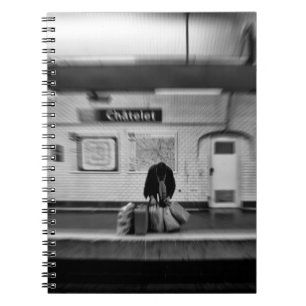 Cuaderno Hombre con bolsas de compras en el metro (Chatelet