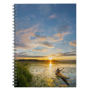 Cuaderno Hombre en kayak de mar remando en aguas tranquilas