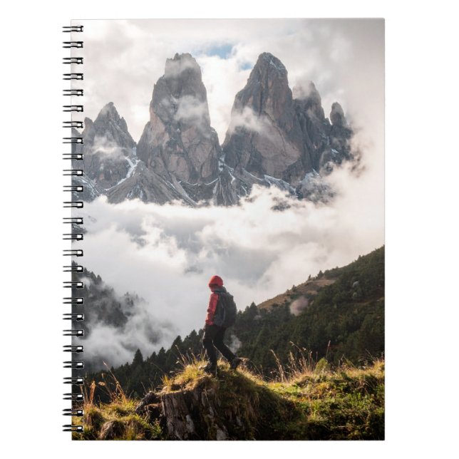 Cuaderno hombre en montañas brumosas (Frente)