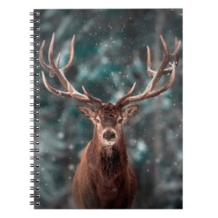 Cuaderno Hombre noble de ciervo en bosque de nieve de invie