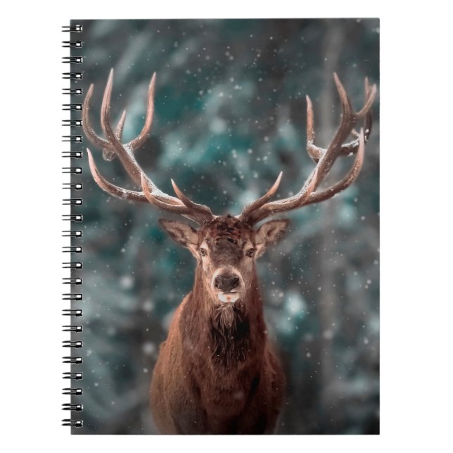Cuaderno Hombre noble de ciervo en bosque de nieve de invie (Frente)