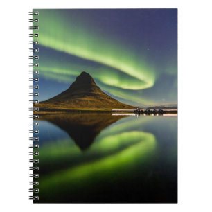 CUADERNO HOMBRE PARADO AL LADO DEL CUERPO DEL AGUA CON AURO