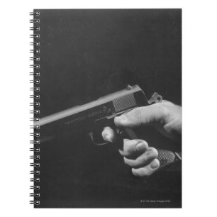 Cuaderno Hombre que sostiene el arma