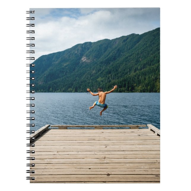Cuaderno Hombre saltando cerca del mar (Frente)