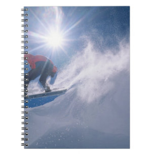 Cuaderno Hombre saltando desde una gran cornisa en una snow