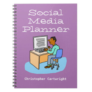 Cuaderno Hombre trabajando en redes sociales en una computa
