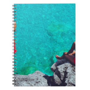 Cuaderno Hombre y mujer sentados en la roca cerca del cuerp
