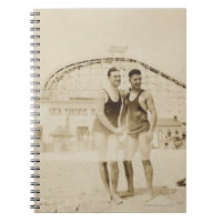 Hombres que se colocan en la playa
