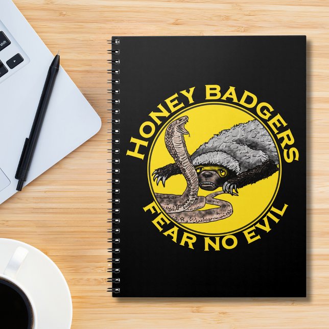 Cuaderno Honey Badgers Fear no tiene miedo de una cita mala (Honey badgers fear no evil quote yellow and black notebook with honey badger verses cobra snake art)