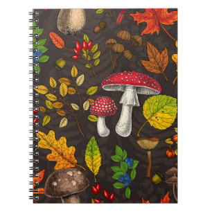Cuaderno Hongos, hojas, nueces y bayas otoñales en la oscur
