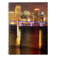 Horizonte de Miami en la noche, la Florida