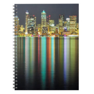Cuaderno Horizonte de Seattle en la noche con la reflexión