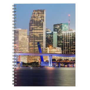 Cuaderno Horizonte iluminado de Miami céntrica en la