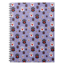Huellas de patas con corazones rojos sobre azul 
