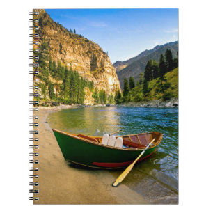 Cuaderno IDAHO, barco de pesca en una playa arenosa en