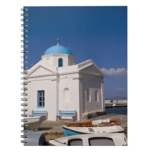 Cuaderno Iglesia blanca en la playa cerca del Mar Egeo en