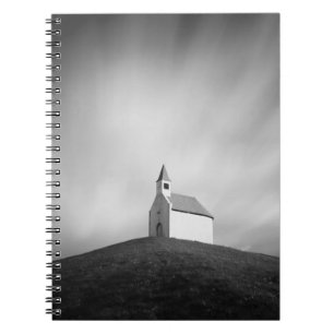 Cuaderno Iglesia en una colina en blanco y negro