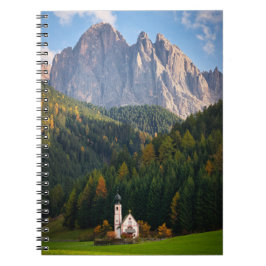 Cuaderno Iglesia frente a las montañas Dolomitas en Italia