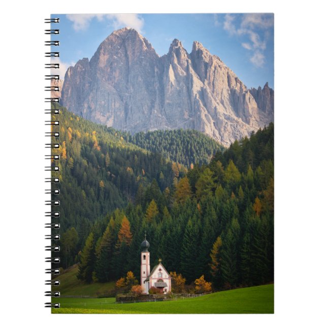 Cuaderno Iglesia frente a las montañas Dolomitas en Italia (Frente)
