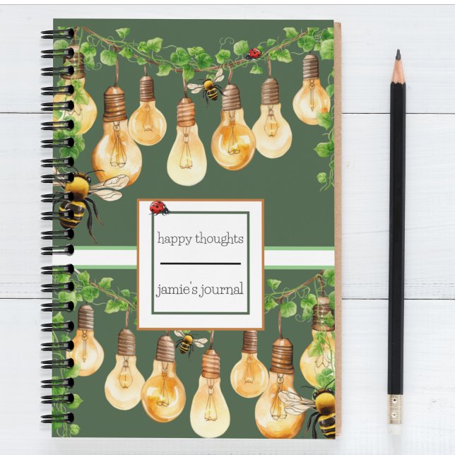 Cuaderno Iluminación de cuerda de jardín con abejas. Ladybu (Garden themed customizable spiral notebook journal in green and gold with bees, ladybugs. )
