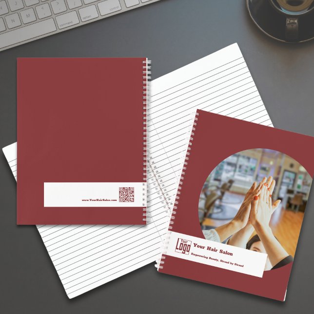 Cuaderno Imagen promocional de equipo de Hair Stylist Burgu (Promotional Team Image Hair Stylist Burgundy White Notebook)