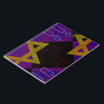 Cuaderno Imagen temática de Hanukkah de SlipperyJoe's amari<br><div class="desc">Imagen temática de Hanukkah de SlipperyJoe's Estrella de David amarilla dorada velas azules con llamas naranjas idea de regalo de arte inspirado en la Menorah identidad judía espiritualidad festividad patrón simétrico audaz retro cuadrícula con forma de diamante fondo que combina tradición y diseño vibrante efecto de tablero de ajedrez negro...</div>