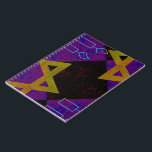 Cuaderno Imagen temática de Hanukkah de SlipperyJoe's amari<br><div class="desc">Imagen temática de Hanukkah de SlipperyJoe's Estrella de David amarilla dorada velas azules con llamas naranjas idea de regalo de arte inspirado en la Menorah identidad judía espiritualidad festividad patrón simétrico audaz retro cuadrícula con forma de diamante fondo que combina tradición y diseño vibrante efecto de tablero de ajedrez negro...</div>