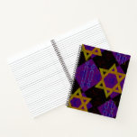 Cuaderno Imagen temática de Hanukkah de SlipperyJoe's dorad<br><div class="desc">Imagen temática de Hanukkah de SlipperyJoe's dorado amarillo Estrella de David velas azules con llamas naranjas arte inspirado en la menorá regalo idea identidad judía espiritualidad festividad retro patrón simétrico audaz fondo enrejado con forma de diamante combina tradición y diseño vibrante efecto de tablero de ajedrez púrpura y negro celebración...</div>