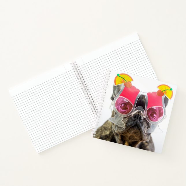 Cuaderno Imágenes de Getty | Perro con gafas de cóctel (Interior)