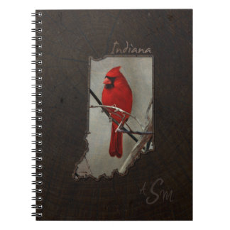 Cuaderno Indiana cardinal cortada en el fondo de madera