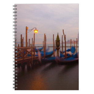 Cuaderno Italia, Venecia. Gondolas ancladas al anochecer.