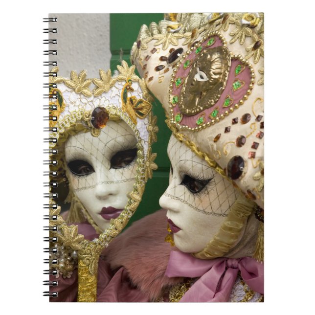 Cuaderno Italia, Venecia, Isla Burano. Mujer vestida con (Frente)