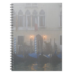 Cuaderno Italia, Venecia. Una fila de góndolas vistas a tra
