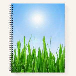 Cuaderno Jardín de césped verde con diseño de cielo azul