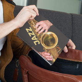 Cuaderno Jazzman juega al saxofón del oro