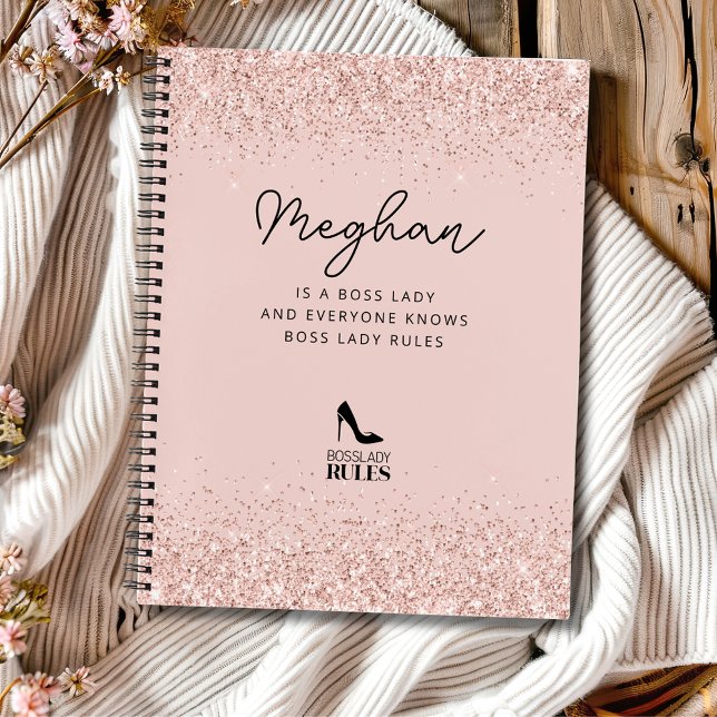 Cuaderno Jefa Dama Reglas de Brillo Personalizadas (Blush Glitter Boss Lady Rules Stiletto Logo Personalized Notebook)