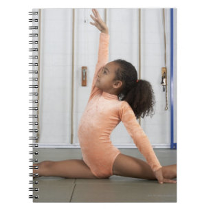 Cuaderno Joven gimnasta chica practicando su piso