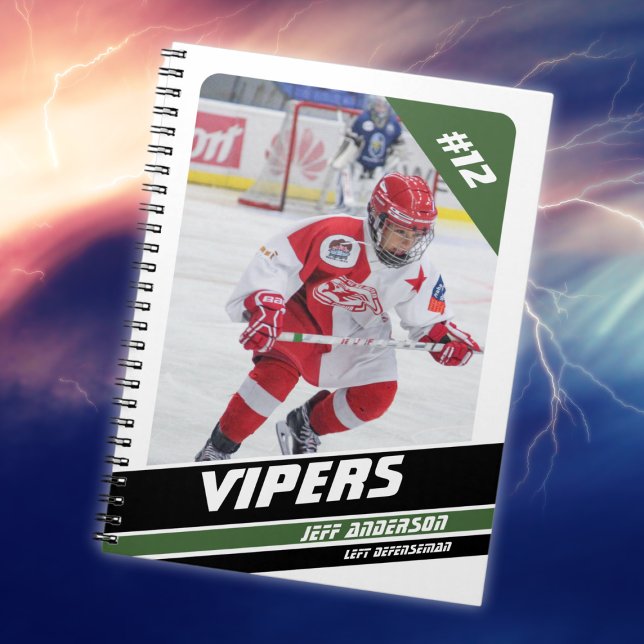 Cuaderno Jugador De Hockey Se Mantiene Con Un Blanco Verde  (Sleek white and green notebook featuring a young hockey player. Perfect for kids.)
