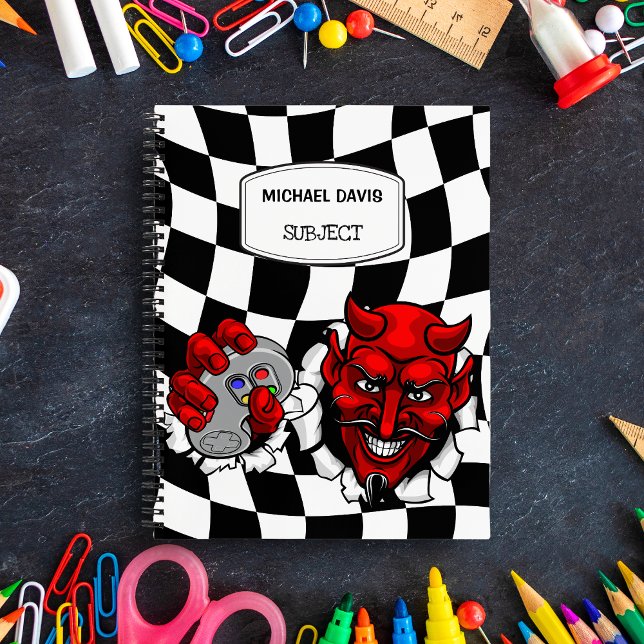 Cuaderno Jugador del Diablo Rojo sosteniendo un control de  (Subido por el creador)