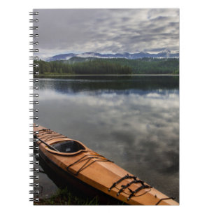 Cuaderno Kayak de madera en la orilla del lago Beaver