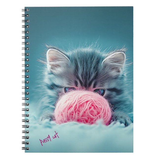 Cuaderno Kitten lindo jugando con bolas de lana rosada (Frente)