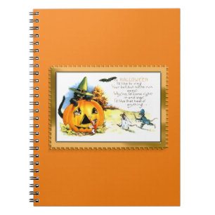 Cuaderno Kitty de Halloween sentado en Jack O Lantern