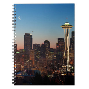 Cuaderno La bandera americana vuela entre la luna de