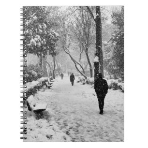 Cuaderno La gente en el parque en un día de invierno nevado