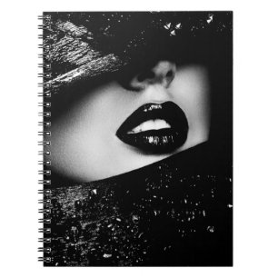 Cuaderno La mujer sensual monocroma labios en el marco negr
