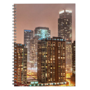 Cuaderno La nieve cae sobre horizonte en la tarde en