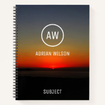 La puesta de sol en el agua monogramada