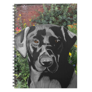 Cuaderno Labrador negro en el jardín