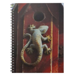 Cuaderno lagarto gris de madera desgastada