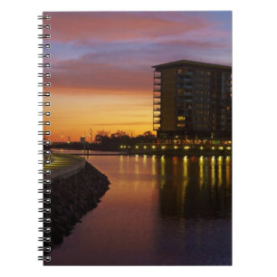 Cuaderno Laguna de recreo y apartamentos al atardecer